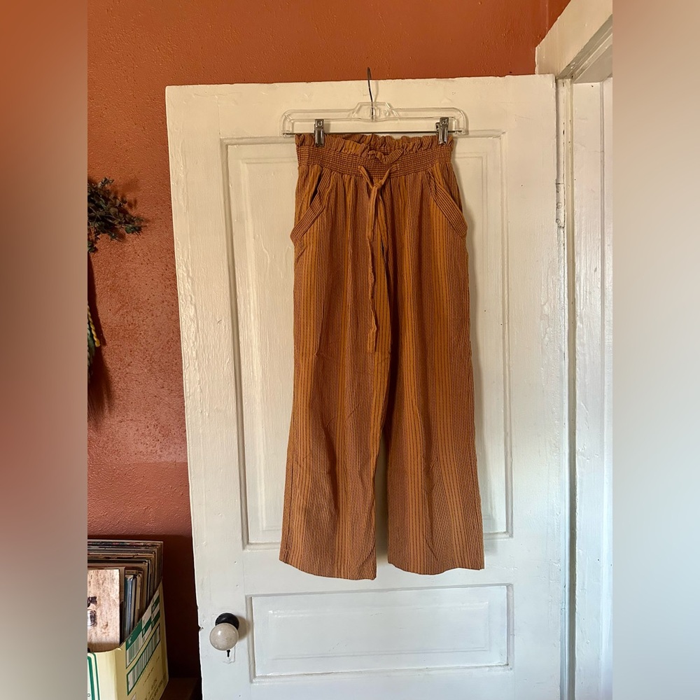 High-waisted capris